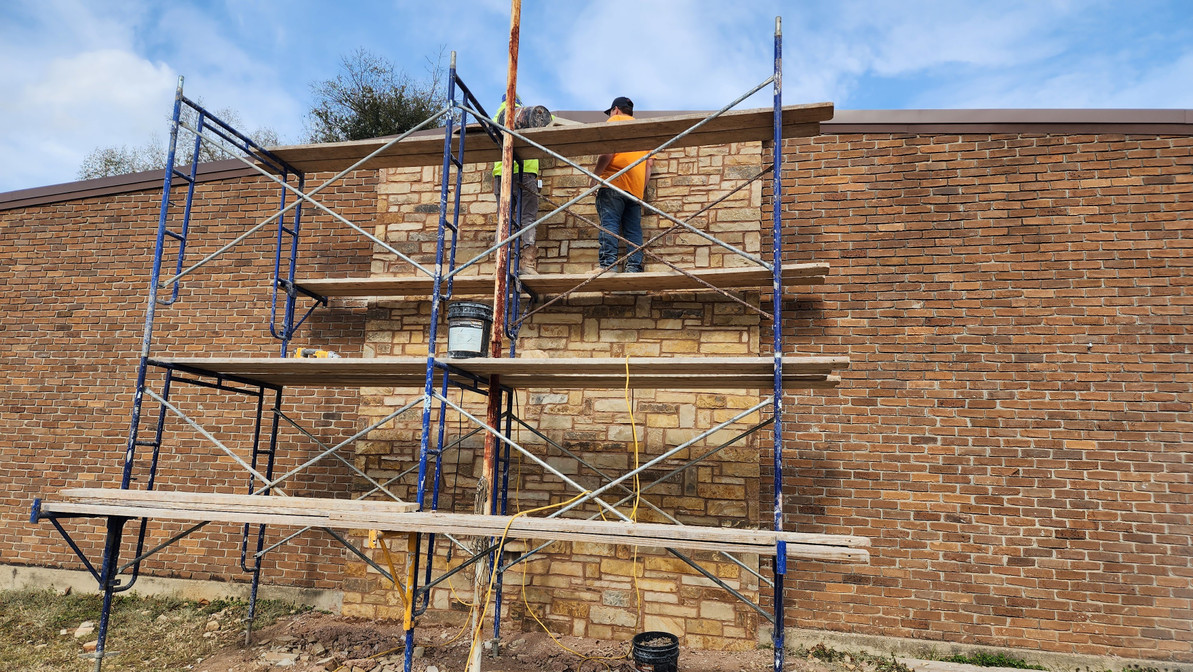 How Hiring Scaffolding Equipment for Home Construction Can Save Time and Money