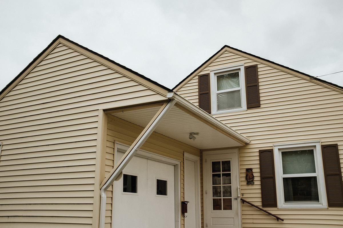 Signs That Your Home Needs New Siding and How Professionals Can Help